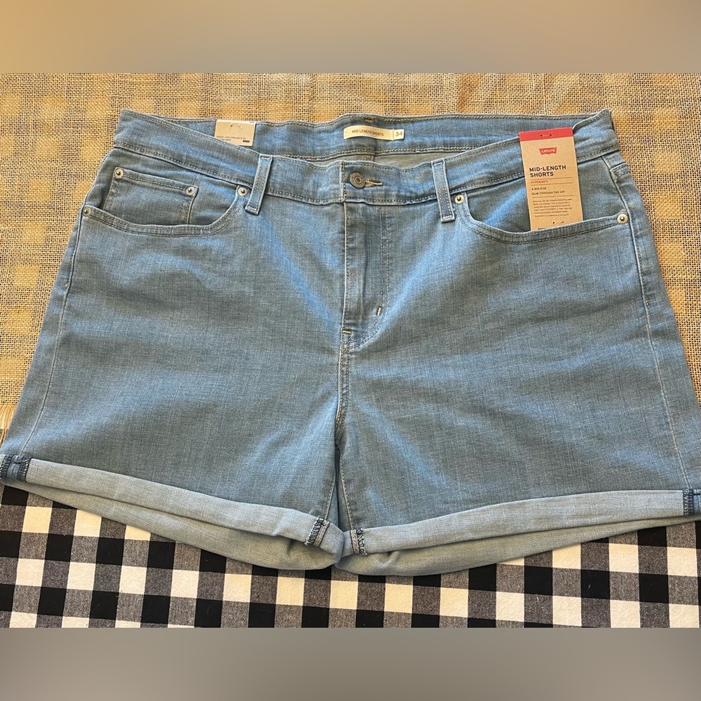 Levi’s Hypersoft Mid length Cuffed Shorts size 34